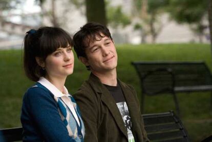 La necesidad actual por alcanzar la felicidad llevó a la ONU a instaurar el Día Internacional de la Felicidad, que se celebra el 20 de marzo desde 2012. En la imagen, Zooey Deschanel y Joseph Gordon-Levitt en la película '(500) Días juntos'.