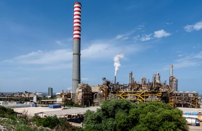 Vista de la refinería de Priolo-Gargallo (Sicilia, Italia), propiedad de la petrolera rusa Lukoil.