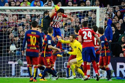 Bravo detiene un balón. 
