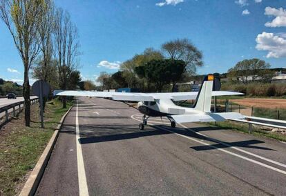 Aterratge forçós d'una avioneta en una àrea de servei de l'AP-7 a Cardedeu.