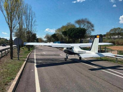 Aterrizaje forzoso de una avioneta en una área de servicio de la AP-7 en Cardedeu.