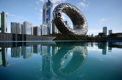 Vista del Museo del Futuro de Dubái (Emiratos Árabes Unidos), que se abrirá al público el 22 de febrero. El nuevo edificio del emirato del Golfo fue nombrado uno de los 14 museos más hermosos del planeta en una lista compilada por revista 'National Geographic' el verano pasado.