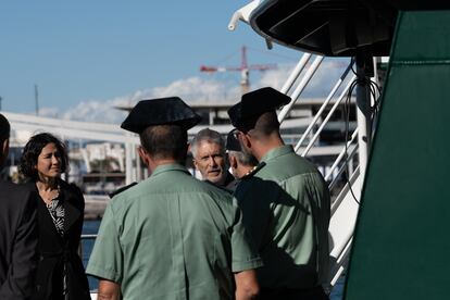 El ministro del Interior Fernando Grande-Marlaska (en el centro) durante su visita al Centro de Coordinación Policial de la Copa América, en el Puerto de Barcelona, este viernes.