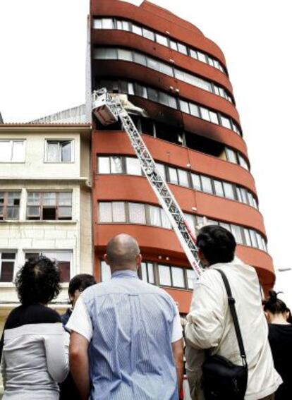 Los bomberos, ayer, frente a la vivienda donde se produjo la explosi&oacute;n mortal.