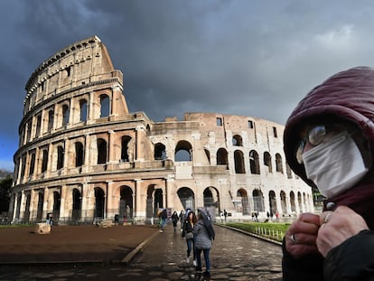 Un hombre con mascarilla pasa ante la puerta del Coliseo, este sábado.