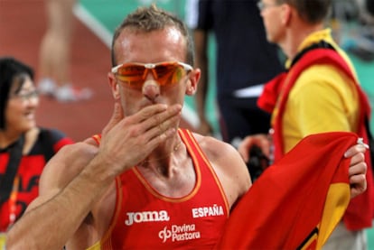 Sergio Sánchez celebra la medalla de plata.