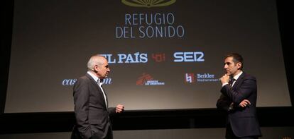 El director de EL PAÍS, Antonio Caño, y el subdirector de vídeo y fotografía, Carlos de Vega, en la presentación de Refugio del Sonido.