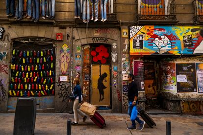 Dos turistas arrastran sus maletas por un barrio del centro de Madrid, el jueves. 