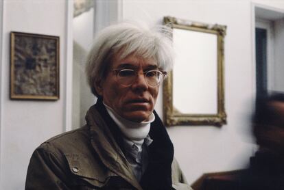 Retrato de Andy Warhol mirando a cámara.
