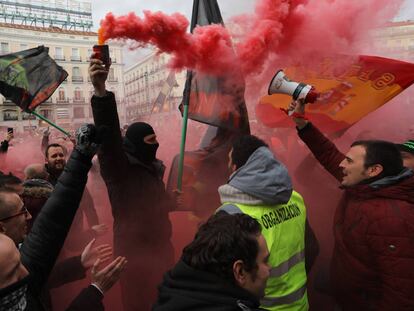 Manifestación de taxistas en sol durante el noveno día de huelga.