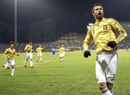 Piqué celebra su gol, el primero de España.