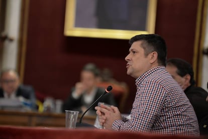 El concejal de España 2000 en Alcalá de Henares, Rafael Ripoll, durante una intervención en el pleno. 