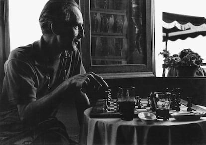 Marcel Duchamp, fotografiado por Oriol Maspons, jugando una partida de ajedrez en el interior del Bar Melitón de Cadaqués, 1964.