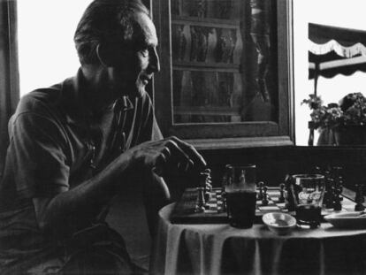 Marcel Duchamp, fotografiado por Oriol Maspons, jugando una partida de ajedrez en el interior del Bar Melitón de Cadaqués, 1964.