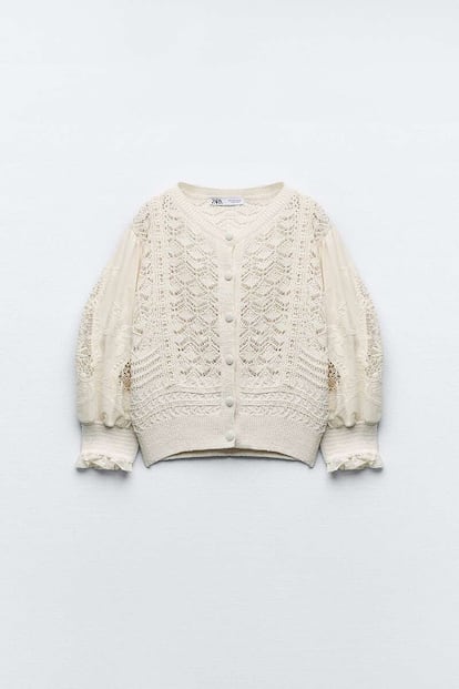 In this Zara creation, the knit fabric is paired with lace embroidery and cotton sleeves for what is undoubtedly the most romantic design on this list. This sweater promises to be one of the season’s biggest hits. €29.95/$49.90