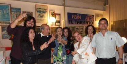 Pepe Heredia (tercero por la izquierda) bailando con artistas flamencos.