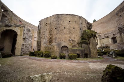 El mausoleo de Augusto en la plaza Augusto de Roma (Italia).