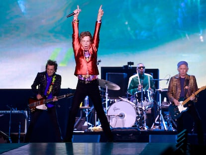 Mick Jagger, escoltado por Ronnie Wood (izquierda) y Keith Richards, durante su concierto este miércoles en Madrid.