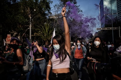 Un grupo de mujeres participa en una marcha en Ciudad de México, en noviembre de 2021, para protestar contra la violencia hacia la mujer.