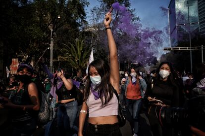 Un grupo de mujeres participa en una marcha en Ciudad de México, en noviembre de 2021, para protestar contra la violencia hacia la mujer.