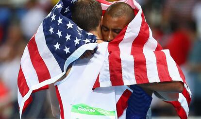 Ashton Eaton

La estrella del decatlón internacional, doble campeón olímpico, se abraza a su rival austríaco Dominik Distelberger tras asegurar la medalla de oro en Río.