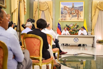 El presidente de Venezuela, Nicolás Maduro (d) y el presidente de Colombia, Gustavo Petro, hablan al término de una reunión este sábado, en Caracas (Venezuela).