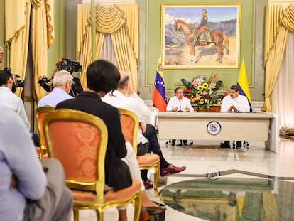 El presidente de Venezuela, Nicolás Maduro (d) y el presidente de Colombia, Gustavo Petro, hablan al término de una reunión este sábado, en Caracas (Venezuela).