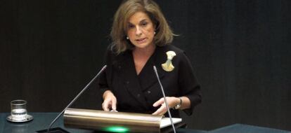 Ana Botella lee su discurso en el Pleno para constituir la comisión sobre el 'caso Madrid Arena'.