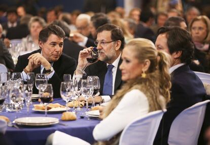 Ignacio González, Mariano Rajoy, Carlos Floriano y Cristina Cifuentes durante la dena de Navidad del Partido Popular de Madrid, el 15 de diciembre de 2014.