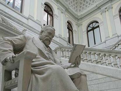Estatua de Marcelino Menéndez Pelayo en el interior de la Biblioteca Nacional.