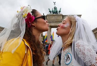 Una pareja de mujeres se besa frente a la Puerta de Brandeburgo en Berlín para celebrar la aprobación de la legalización del matrimonio homosexual en Alemania.