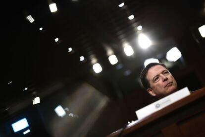 El exdirector del FBI James Comey habla durante su testificación.