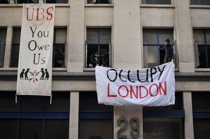 Activistas de Ocupa Londres en el edificio de UBS.