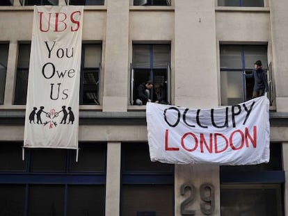 Activistas de Ocupa Londres en el edificio de UBS.