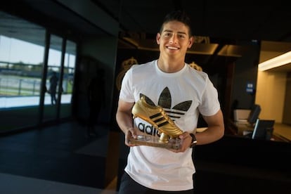 James Rodríguez posa con la Bota de Oro 