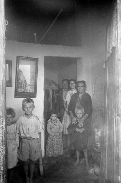Retrato de una familia en su vivienda de Málaga en agosto de 1952.