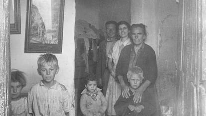 Retrato de una familia en su vivienda de Málaga en agosto de 1952.
