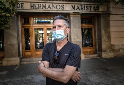 Xavier Mas-Masiá, ante la entrada del colegio de los maristas de Valencia, donde denuncia haber sufrido abusos.