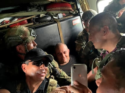 Otoniel, en el centro, sonríe para una fotografía con militares colombianos en el interior de un helicóptero tras ser capturado.