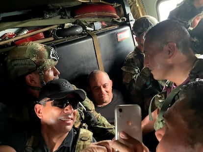 Otoniel, en el centro, sonríe para una fotografía con militares colombianos en el interior de un helicóptero tras ser capturado.