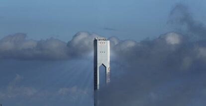 Torre de una de las plantas de energ&iacute;a solar de Abengoa. 