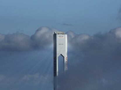 Torre de una de las plantas de energ&iacute;a solar de Abengoa. 