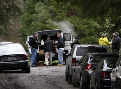 Agentes de la oficina del Sheriff, en la propiedad donde se ha producido el crimen.