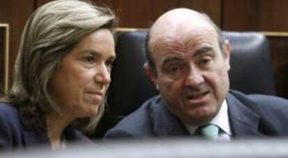 El ministro de Economía, Luis de Guindos, junto a la ministra de Sanidad, Ana Mato, durante la sesión de control al Ejecutivo que tiene lugar hoy en el Congreso de los Diputados.