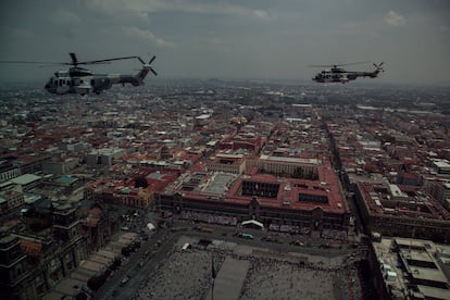 Los helicópteros de la Fuerza Aérea Mexicana vuelan sobre el Zócalo durante el desfile. 