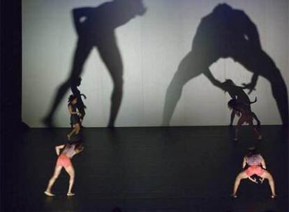 Imagen del espectáculo inaugural de Teatralia <i>Clair de lune,</i> del coreógrafo africano Georges Momboye.