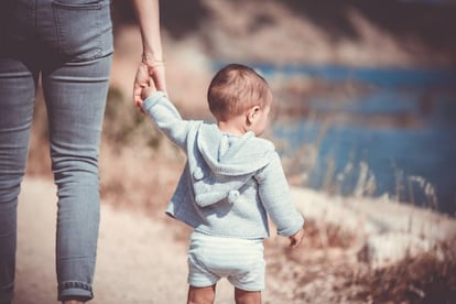Un bebé pasea con su madre.