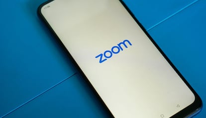 Logo de la app Zoom en un móvil