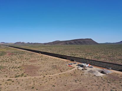 La construcción del muro fronterizo en la reserva de Cabeza Prieta, en el desierto de Sonora.