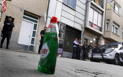 Manifestantes colocan un bote de jabón ante la Guardia Civil en uno de los registros en Sabadell. Este detergente fue supuestamente utilizado por algunos votantes del 1-O para que los agentes que intervenían en los colegios resbalaran y cayeran al suelo.